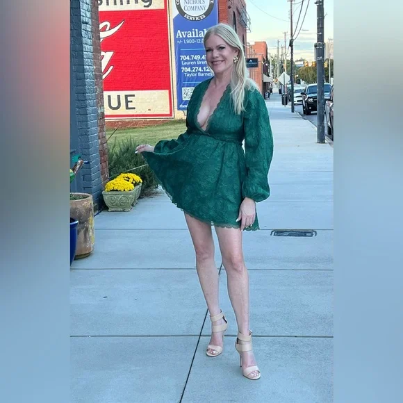 green emerald velvet dress House of Harlow 1960  ReDress Store